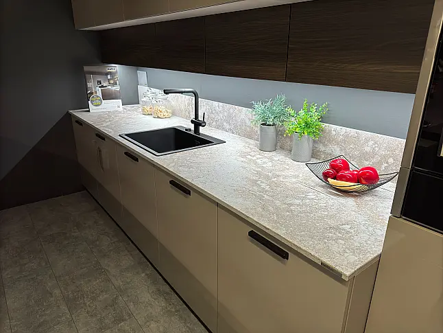 Musterküche Nolte Hochglanz - Design - Lava mit Nussbaum Kuba