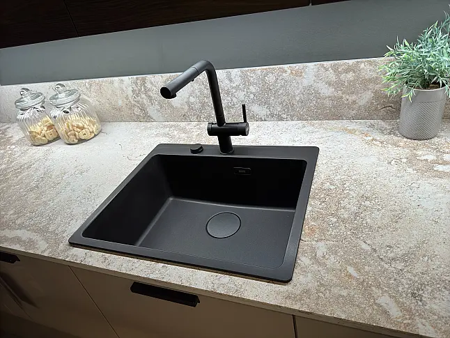 Musterküche Nolte Hochglanz - Design - Lava mit Nussbaum Kuba