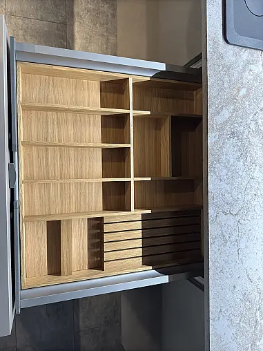 Musterküche Nolte Hochglanz - Design - Lava mit Nussbaum Kuba