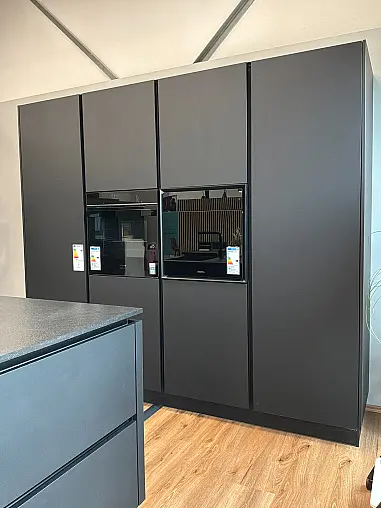 Moderne Küche mit Insel in schwarz