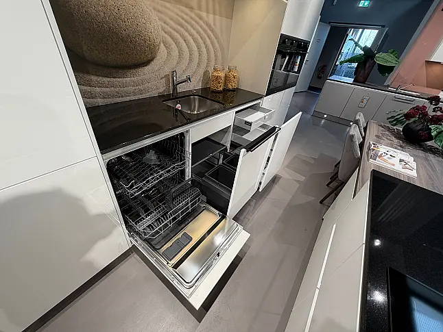 DWK 107 Weiß Hochglanz lackiert mit Naturstein-Arbeitsplatten Nero Assoluto poliert