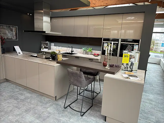 Musterküche Nolte Hochglanz - Design - Lava mit Nussbaum Kuba