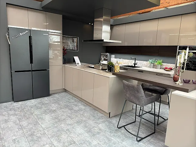 Musterküche Nolte Hochglanz - Design - Lava mit Nussbaum Kuba