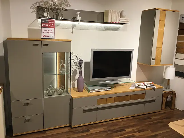 Hochwertige Anbauwand in modernem, dunkelm Design bietet viel Stauraum