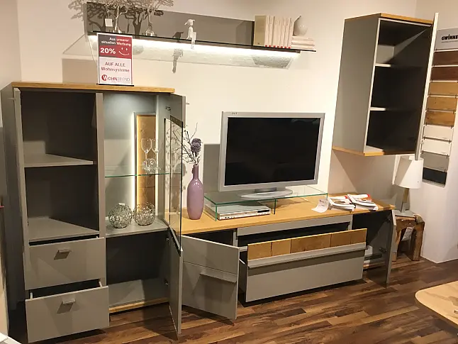 Hochwertige Anbauwand in modernem, dunkelm Design bietet viel Stauraum
