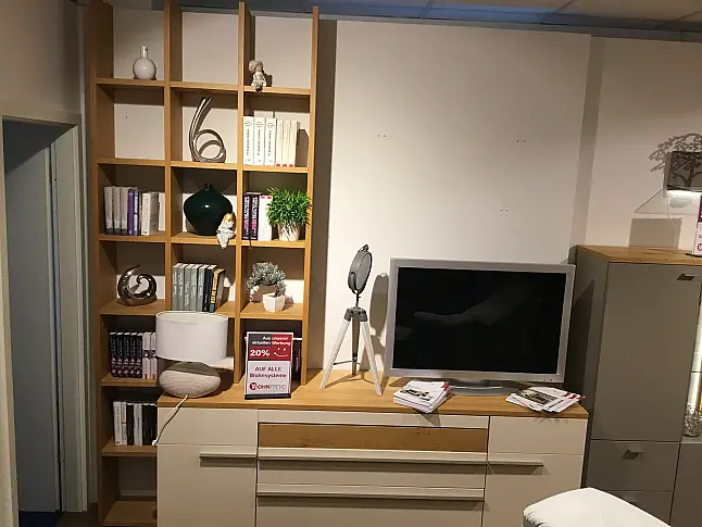 Helle, moderne und praktische Anbauwand - vor allem für Buchliebhaber geeignet