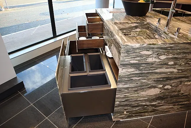 Hochwertige edle Strasser Kücheninsel  Naturstein Camouflage poliert , grifflos