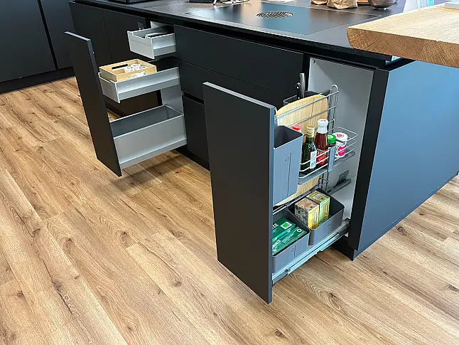 Moderne Küche mit Insel in schwarz