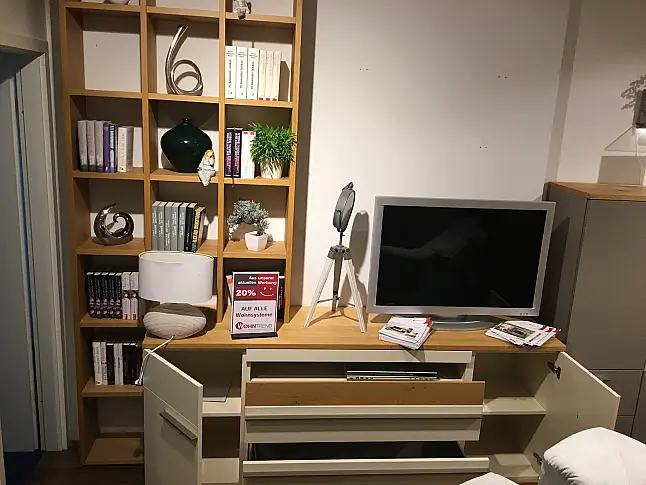 Helle, moderne und praktische Anbauwand - vor allem für Buchliebhaber geeignet