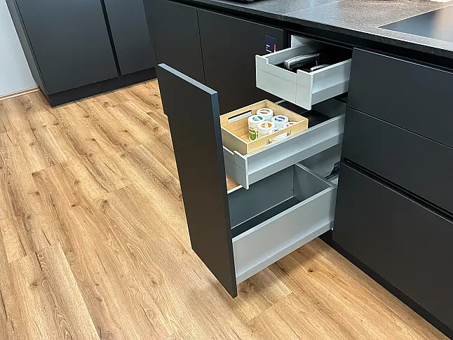Moderne Küche mit Insel in schwarz
