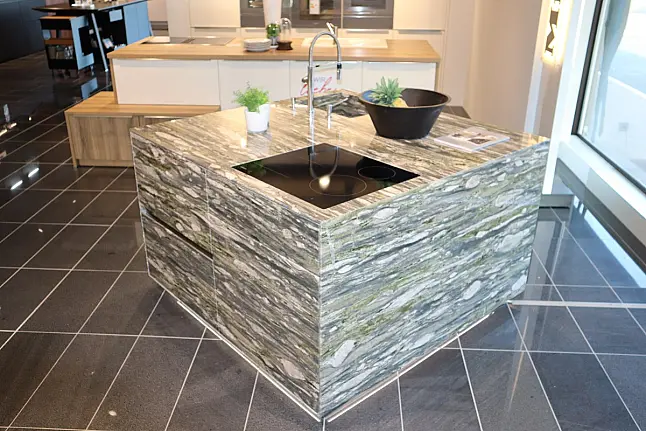 Hochwertige edle Strasser Kücheninsel  Naturstein Camouflage poliert , grifflos