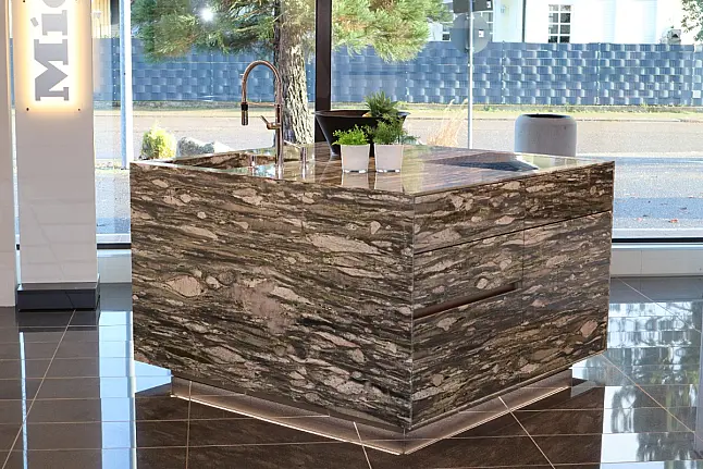 Hochwertige edle Strasser Kücheninsel  Naturstein Camouflage poliert , grifflos
