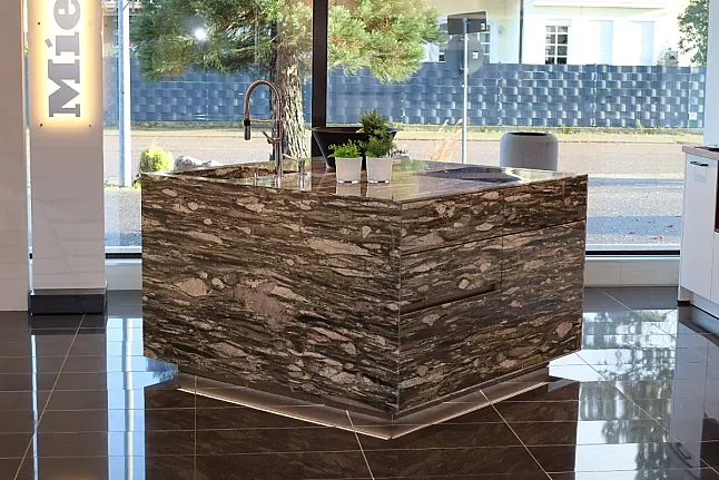 Hochwertige edle Strasser Kücheninsel  Naturstein Camouflage poliert , grifflos