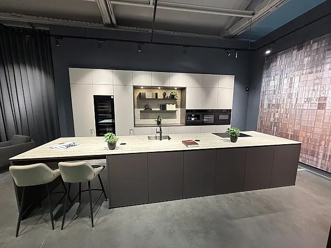 CBK 42 Sandbeige seidenmatt lackiert kombiniert mit Intense Brown, Keramik-Arbeitsplatte