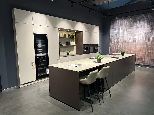 CBK 42 Sandbeige seidenmatt lackiert kombiniert mit Intense Brown, Keramik-Arbeitsplatte