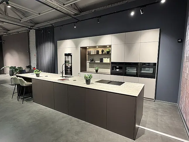 CBK 42 Sandbeige seidenmatt lackiert kombiniert mit Intense Brown, Keramik-Arbeitsplatte
