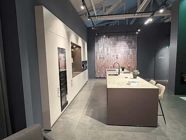 CBK 42 Sandbeige seidenmatt lackiert kombiniert mit Intense Brown, Keramik-Arbeitsplatte
