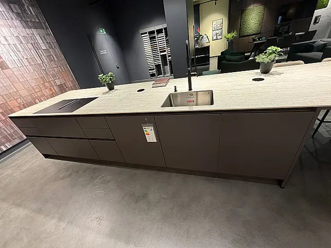 CBK 42 Sandbeige seidenmatt lackiert kombiniert mit Intense Brown, Keramik-Arbeitsplatte