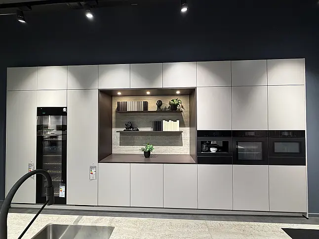 CBK 42 Sandbeige seidenmatt lackiert kombiniert mit Intense Brown, Keramik-Arbeitsplatte