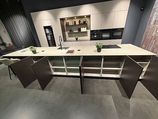 CBK 42 Sandbeige seidenmatt lackiert kombiniert mit Intense Brown, Keramik-Arbeitsplatte