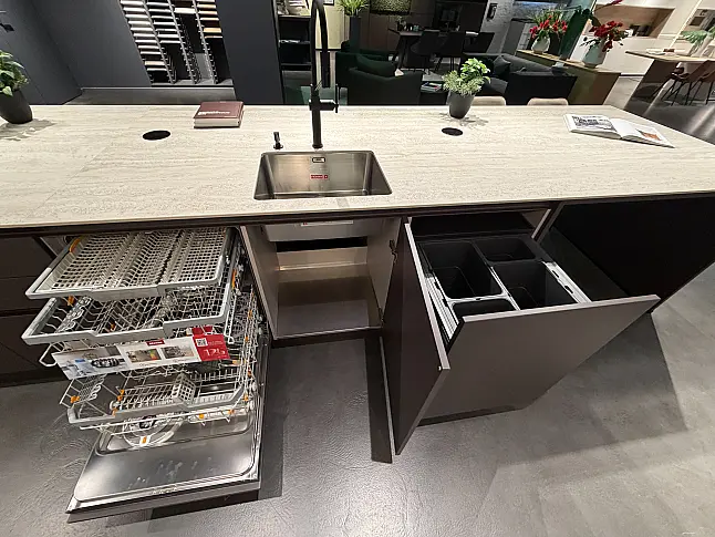 CBK 42 Sandbeige seidenmatt lackiert kombiniert mit Intense Brown, Keramik-Arbeitsplatte