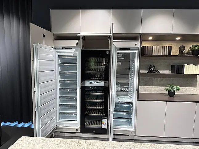 CBK 42 Sandbeige seidenmatt lackiert kombiniert mit Intense Brown, Keramik-Arbeitsplatte