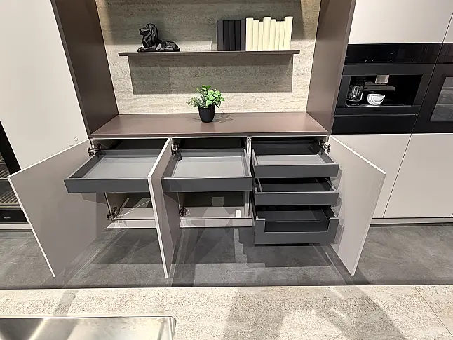 CBK 42 Sandbeige seidenmatt lackiert kombiniert mit Intense Brown, Keramik-Arbeitsplatte