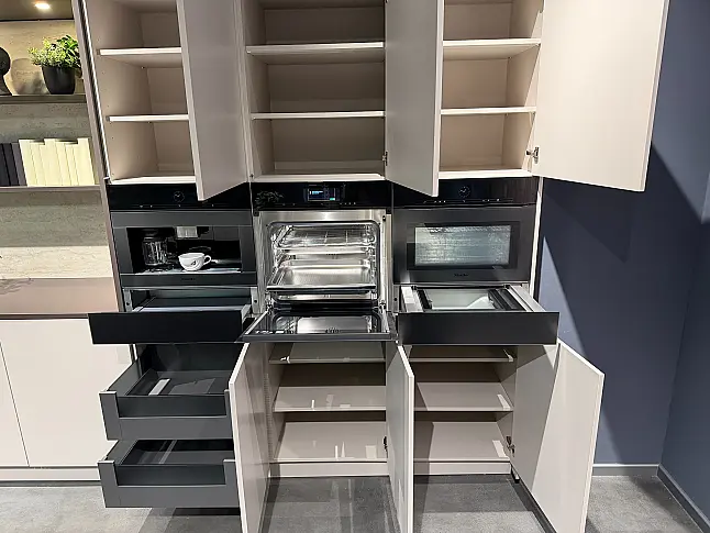 CBK 42 Sandbeige seidenmatt lackiert kombiniert mit Intense Brown, Keramik-Arbeitsplatte