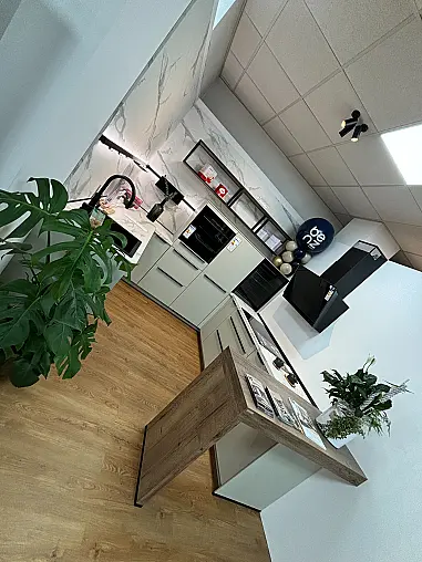 moderne U-Küche mit marmor Optik