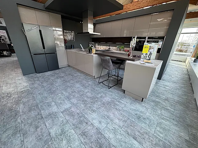 Musterküche Nolte Hochglanz - Design - Lava mit Nussbaum Kuba