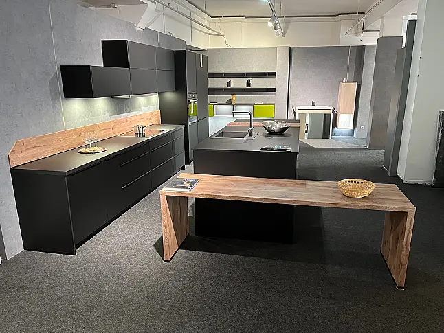 Nobilia - Stilvolle Ausstellungsküche Frontfarbe schwarz matt - Siemens Geräte