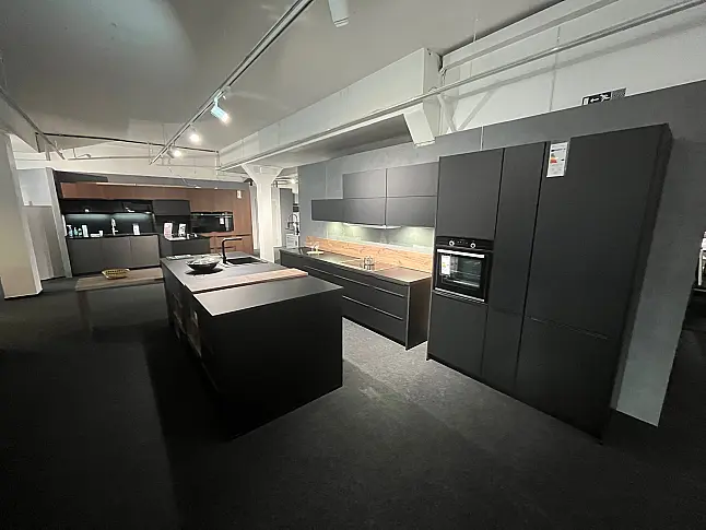 Nobilia - Stilvolle Ausstellungsküche Frontfarbe schwarz matt - Siemens Geräte