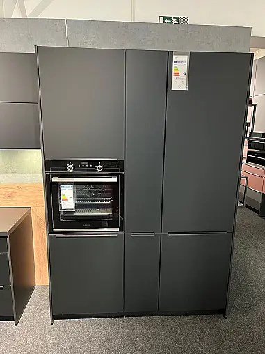 Nobilia - Stilvolle Ausstellungsküche Frontfarbe schwarz matt - Siemens Geräte