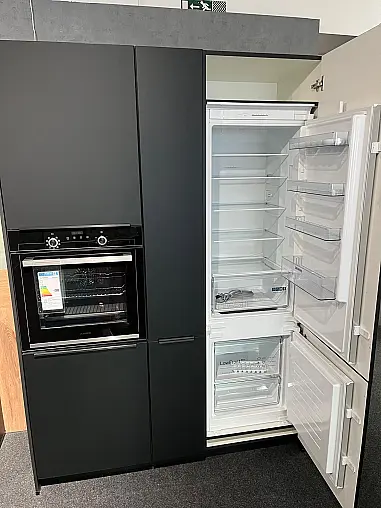 Nobilia - Stilvolle Ausstellungsküche Frontfarbe schwarz matt - Siemens Geräte