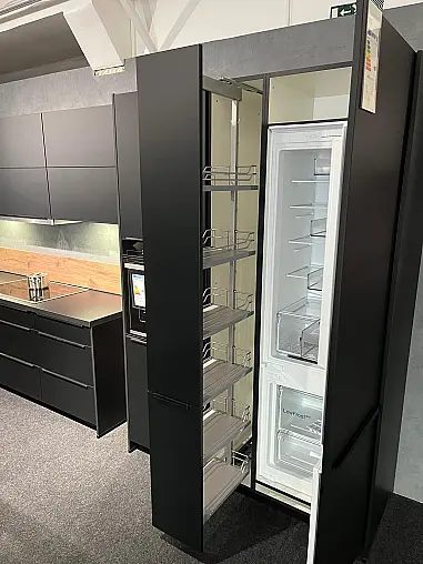 Nobilia - Stilvolle Ausstellungsküche Frontfarbe schwarz matt - Siemens Geräte