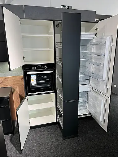 Nobilia - Stilvolle Ausstellungsküche Frontfarbe schwarz matt - Siemens Geräte