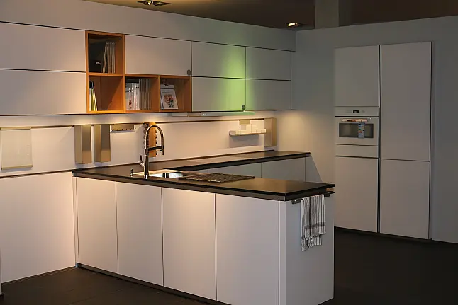 Zeitlose, elegante und sehr wohnliche Einbauküche, grifflose Ausführung mit Greifraumprofil.