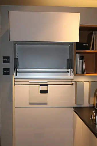 Zeitlose, elegante und sehr wohnliche Einbauküche, grifflose Ausführung mit Greifraumprofil.