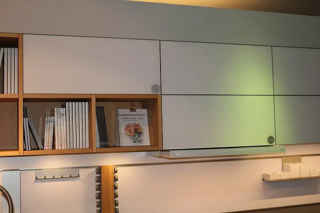 Zeitlose, elegante und sehr wohnliche Einbauküche, grifflose Ausführung mit Greifraumprofil.