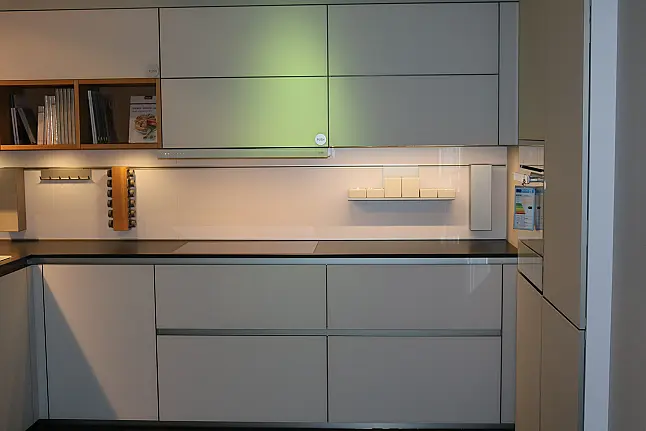 Zeitlose, elegante und sehr wohnliche Einbauküche, grifflose Ausführung mit Greifraumprofil.