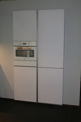 Zeitlose, elegante und sehr wohnliche Einbauküche, grifflose Ausführung mit Greifraumprofil.