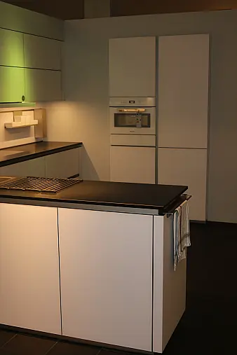 Zeitlose, elegante und sehr wohnliche Einbauküche, grifflose Ausführung mit Greifraumprofil.