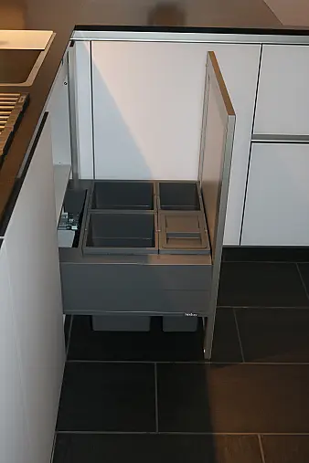 Zeitlose, elegante und sehr wohnliche Einbauküche, grifflose Ausführung mit Greifraumprofil.