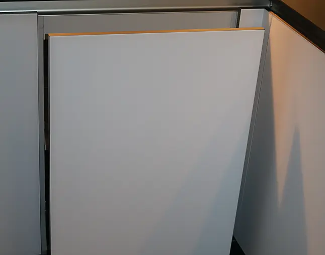 Zeitlose, elegante und sehr wohnliche Einbauküche, grifflose Ausführung mit Greifraumprofil.