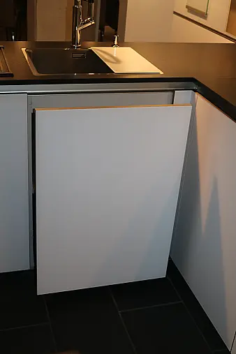 Zeitlose, elegante und sehr wohnliche Einbauküche, grifflose Ausführung mit Greifraumprofil.