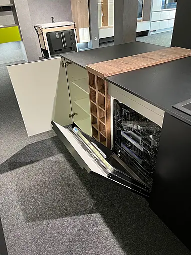 Nobilia - Stilvolle Ausstellungsküche Frontfarbe schwarz matt - Siemens Geräte