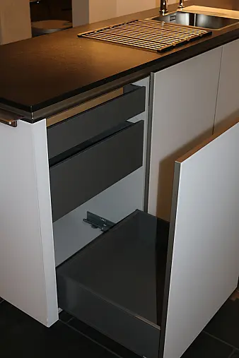 Zeitlose, elegante und sehr wohnliche Einbauküche, grifflose Ausführung mit Greifraumprofil.
