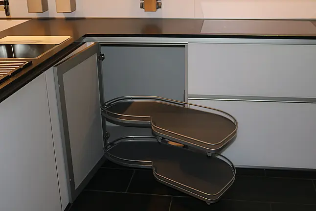 Zeitlose, elegante und sehr wohnliche Einbauküche, grifflose Ausführung mit Greifraumprofil.
