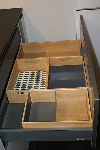 Zeitlose, elegante und sehr wohnliche Einbauküche, grifflose Ausführung mit Greifraumprofil.