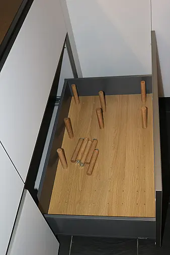Zeitlose, elegante und sehr wohnliche Einbauküche, grifflose Ausführung mit Greifraumprofil.